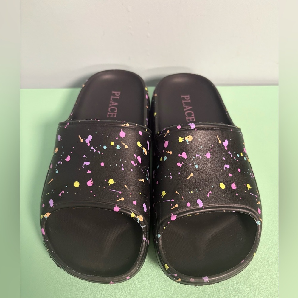 Children Place Black with Splatter Color Marks Sandals, Girl Size 13 Pool Shoe